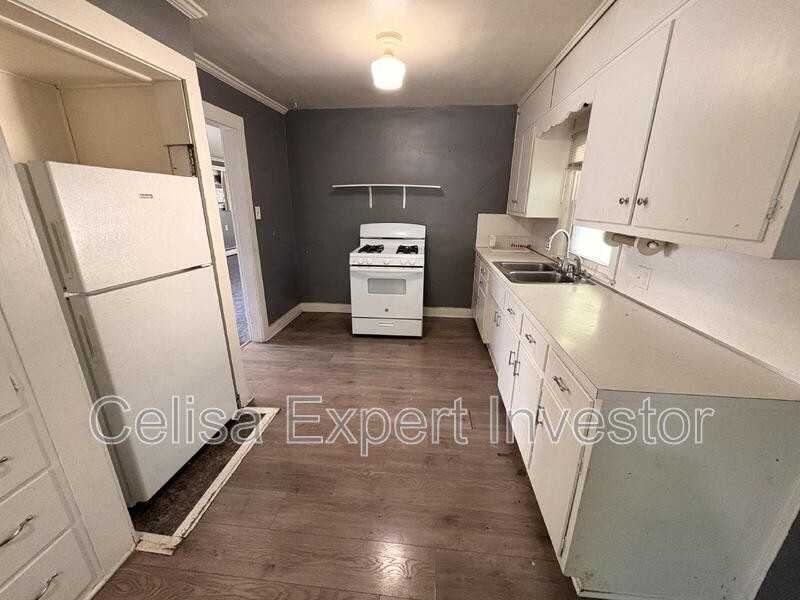 654 Florence Ave - Photo 3 of 10