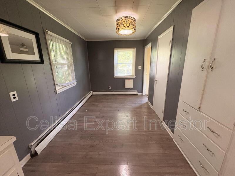 654 Florence Ave - Photo 4 of 10