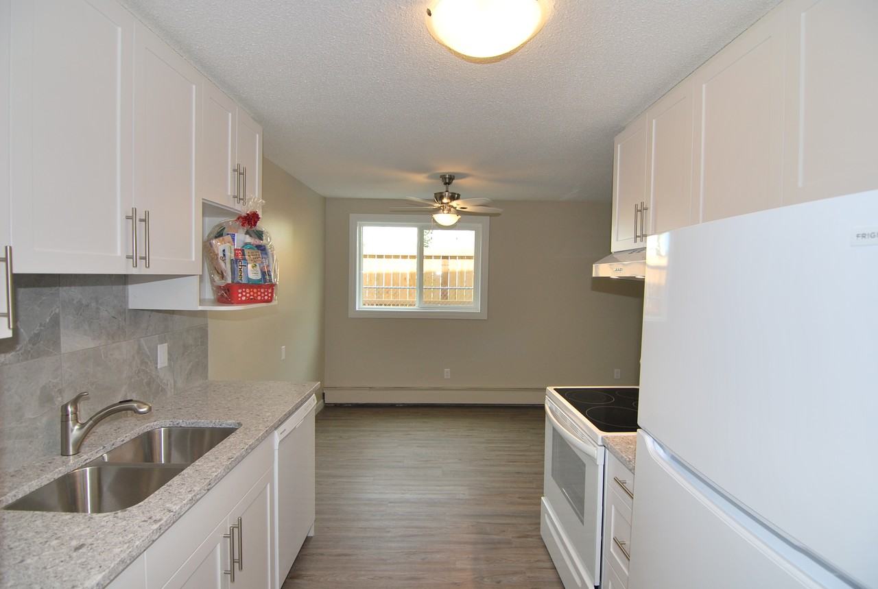 Glenhaven Manor - Photo 2 of 24