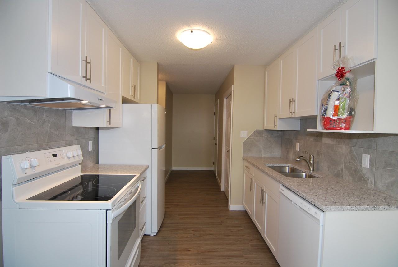 Glenhaven Manor - Photo 3 of 24