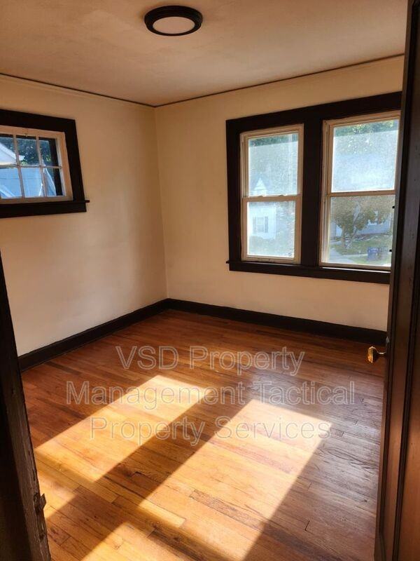 860 Clarence Rd - Photo 3 of 10
