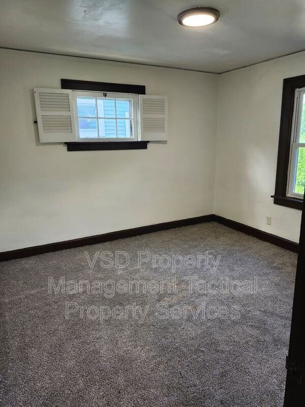 860 Clarence Rd - Photo 4 of 10