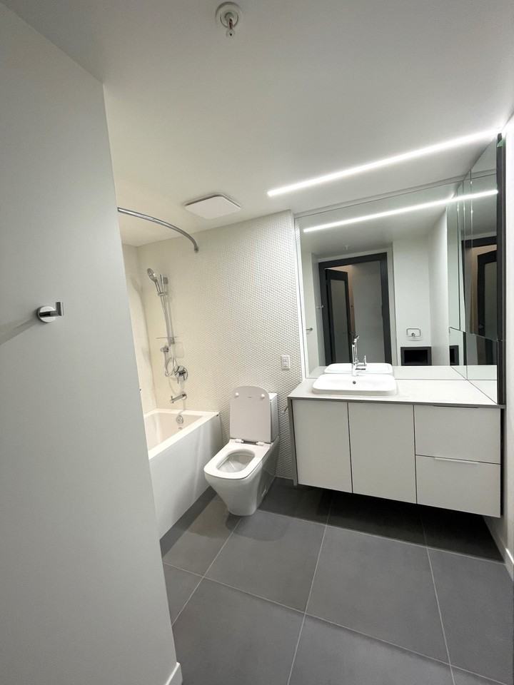 550 East Broadway #302 - Photo 5 of 11