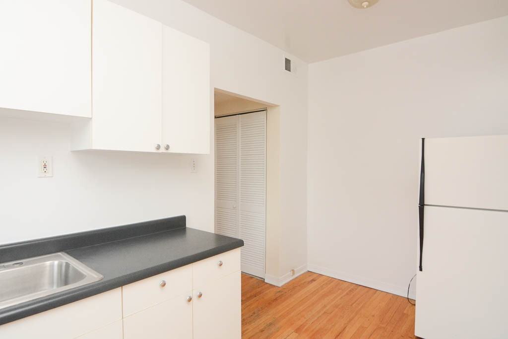 3042 W Wellington Ave #2 - Photo 5 of 21