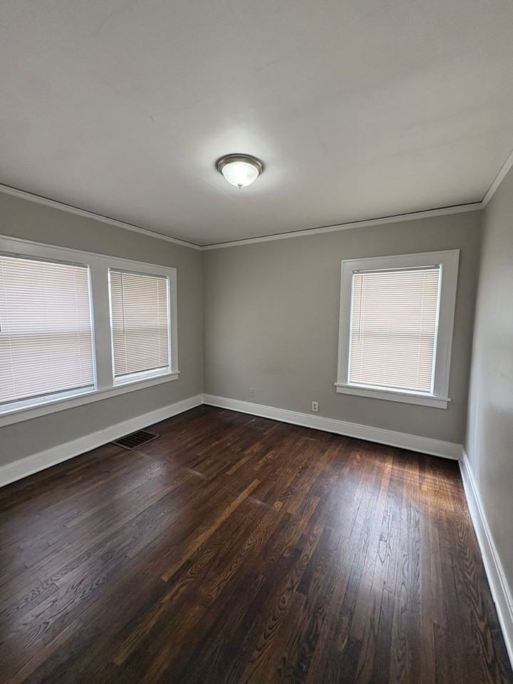 5304 Harrison St - Photo 6 of 10