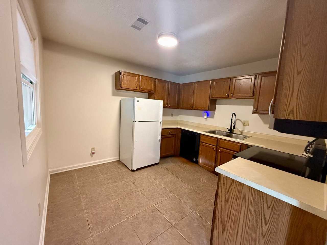 1401 Elmdale - Photo 4 of 19