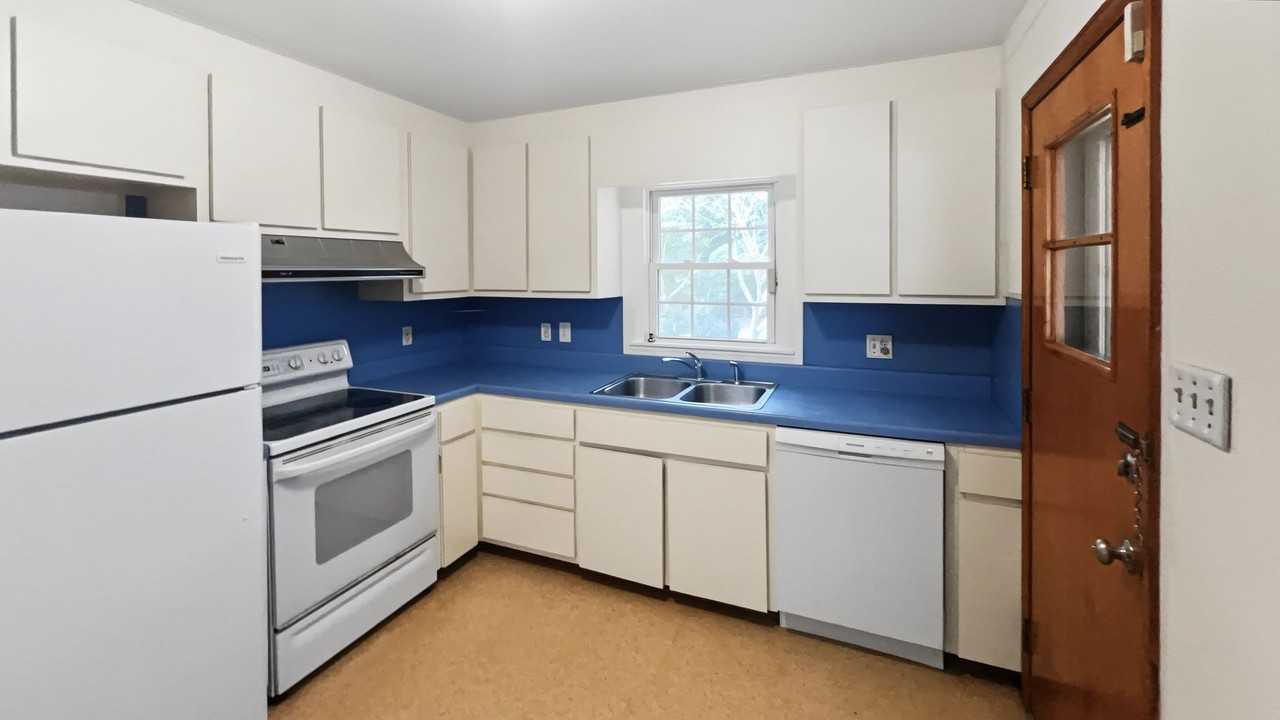 6909 Justice Dr - Photo 3 of 24