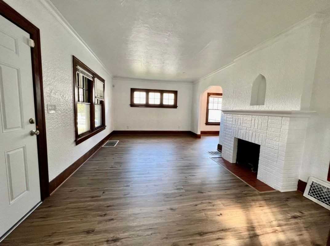 1114 Underwood Ave - Photo 5 of 11