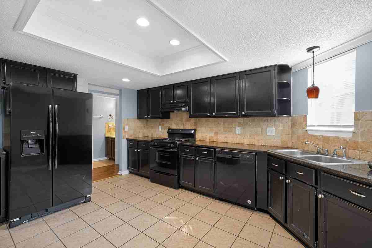 1024 Wiltshire Way - Photo 4 of 20