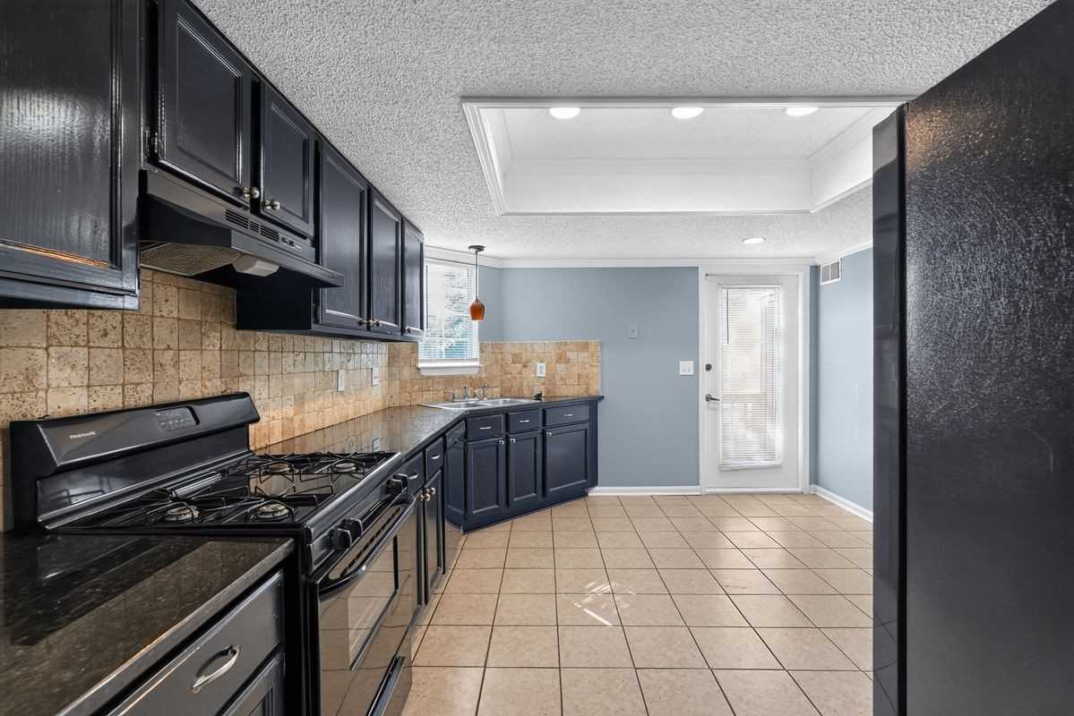 1024 Wiltshire Way - Photo 5 of 20