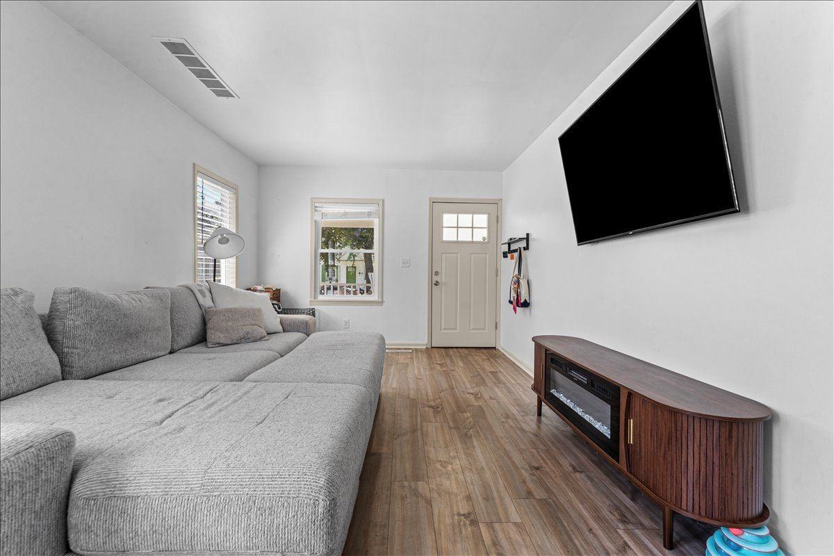 136 W Mapledale Ave - Photo 4 of 15