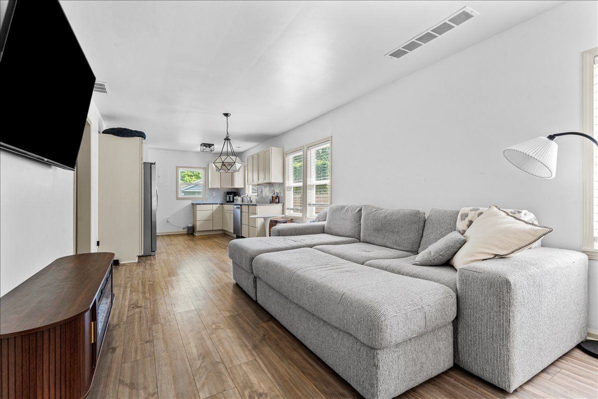 136 W Mapledale Ave - Photo 5 of 15