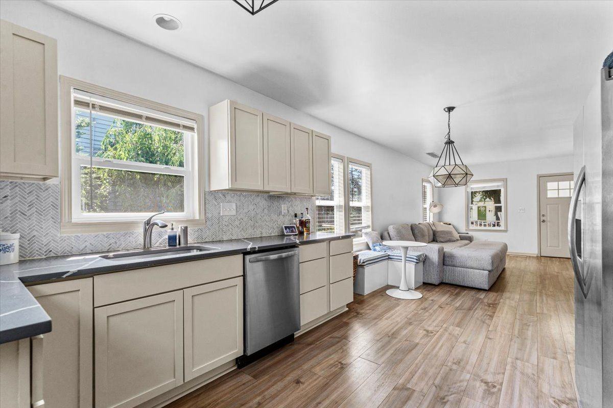136 W Mapledale Ave - Photo 7 of 15