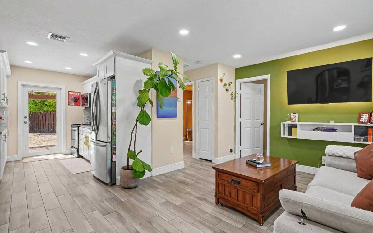 2480 Ne 13th Ter - Photo 5 of 6