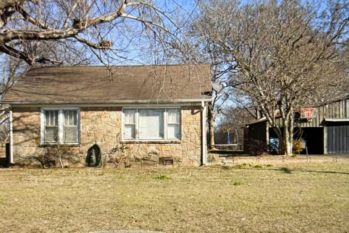 202 Munford Ave - Photo 2 of 3