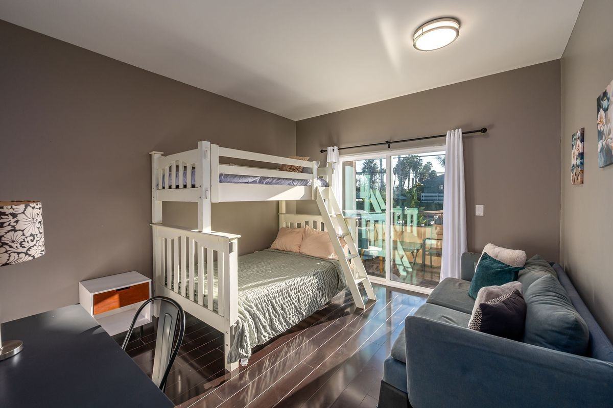4741 Point Loma Ave - Photo 5 of 8