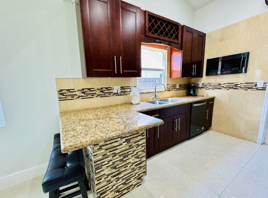 330 Sw 35th Ave - Photo 2 of 5