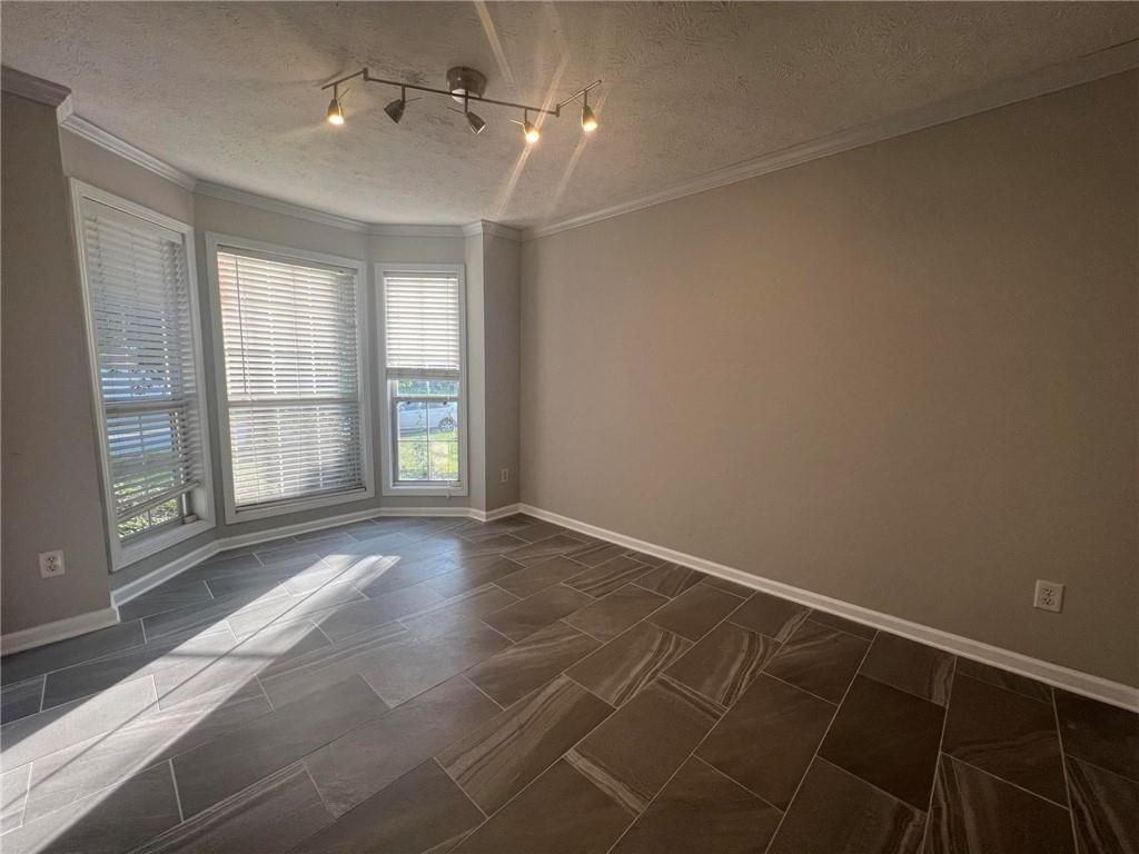 665 Peachtree Trails Dr - Photo 3 of 13