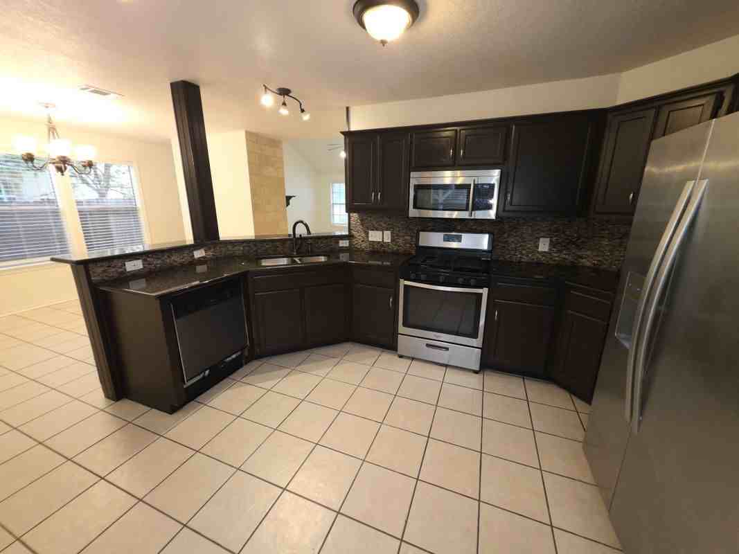 1600 Hollow Tree Blvd - Photo 5 of 37
