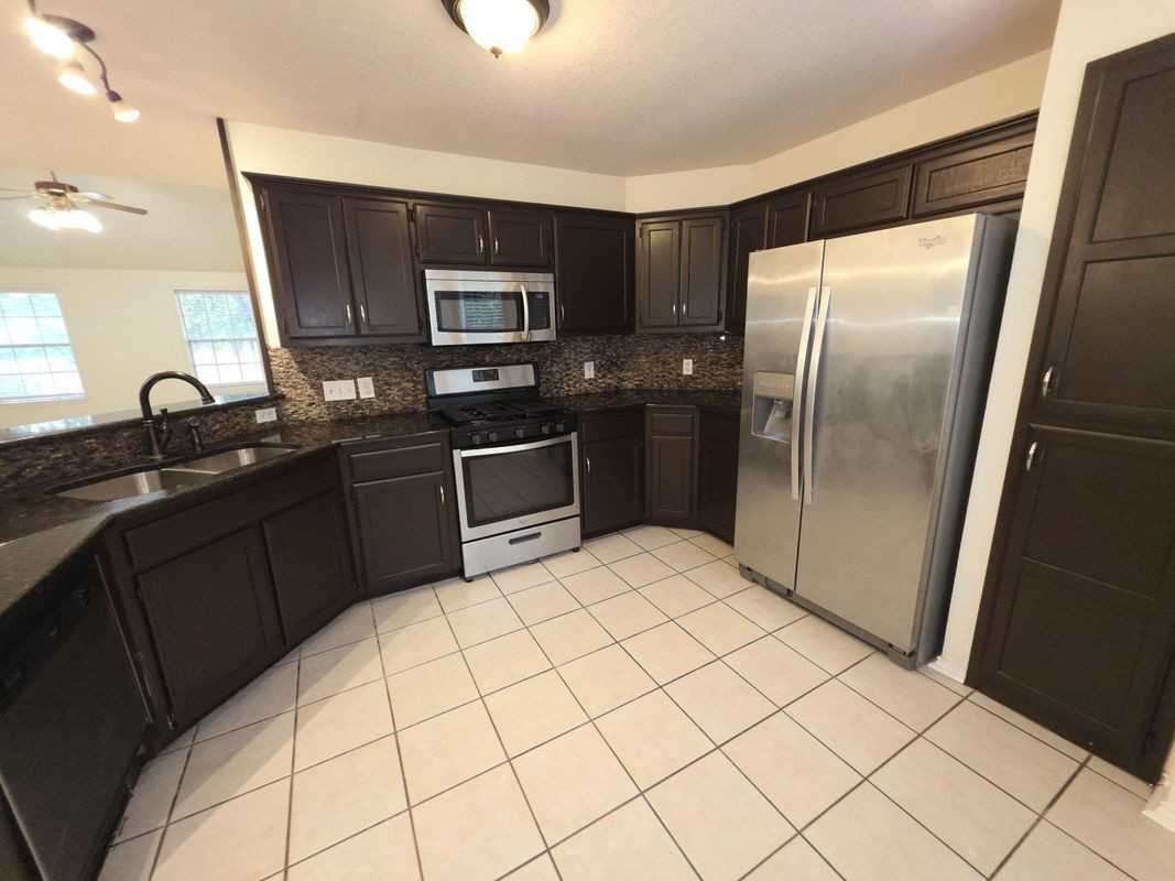 1600 Hollow Tree Blvd - Photo 6 of 37