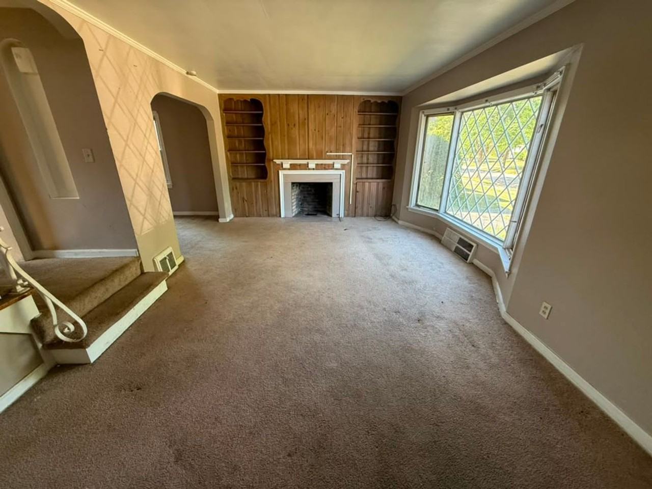 995 Helmsdale Rd - Photo 2 of 24