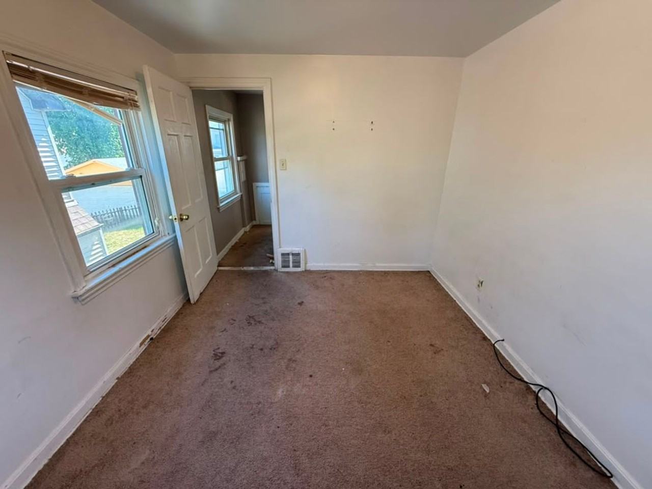 995 Helmsdale Rd - Photo 6 of 24