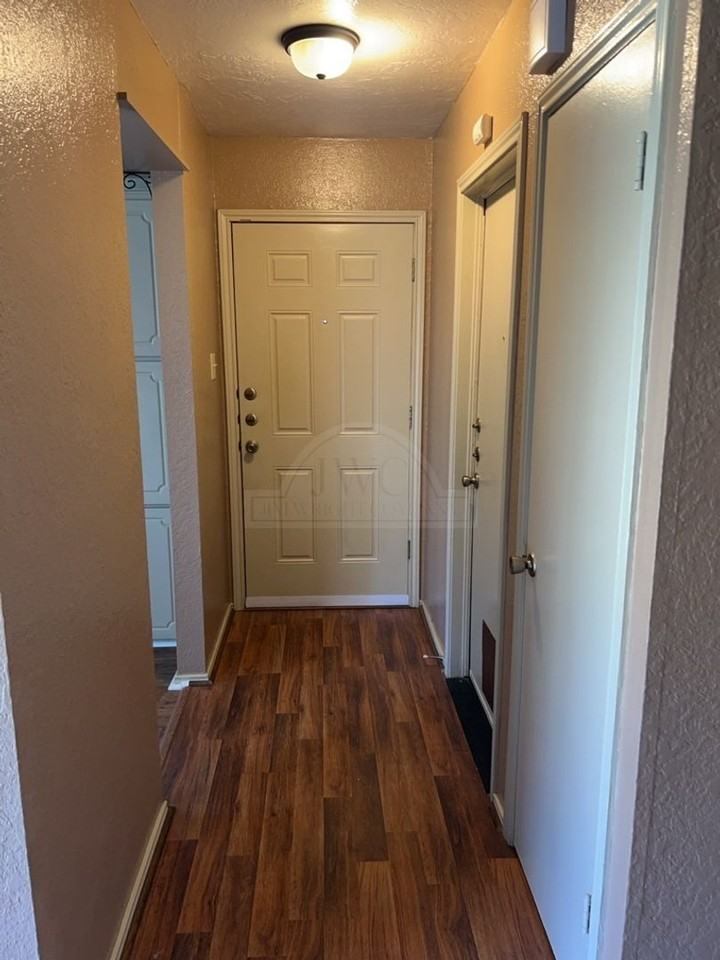 2212 Silverhill Dr - Photo 2 of 16