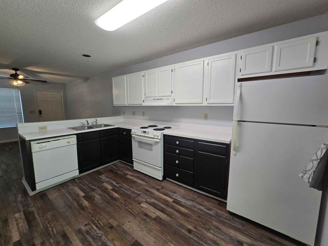 606 English Ct - Photo 2 of 12