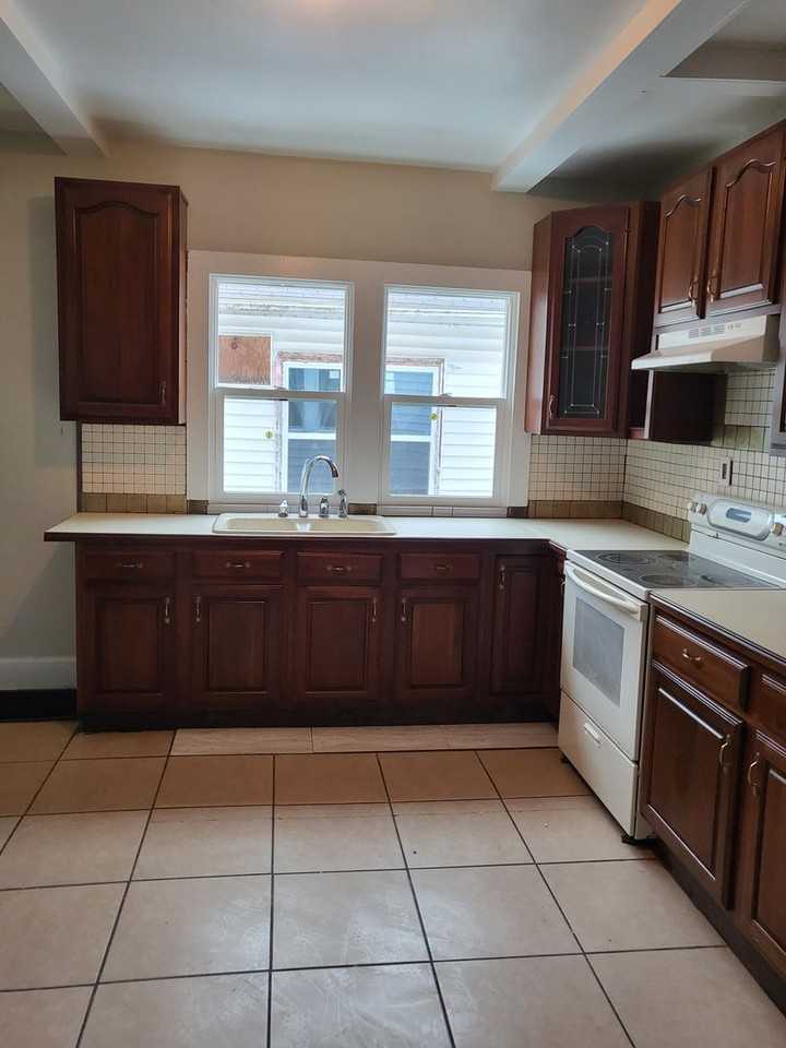 1104 Adams Ave - Photo 3 of 14