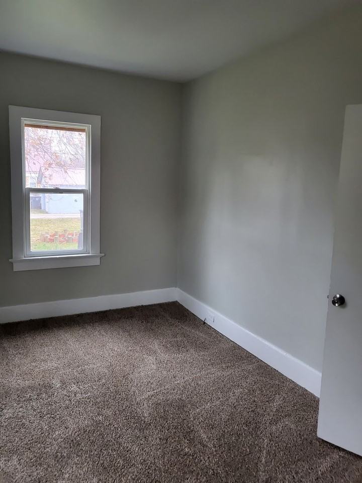 1104 Adams Ave - Photo 6 of 14