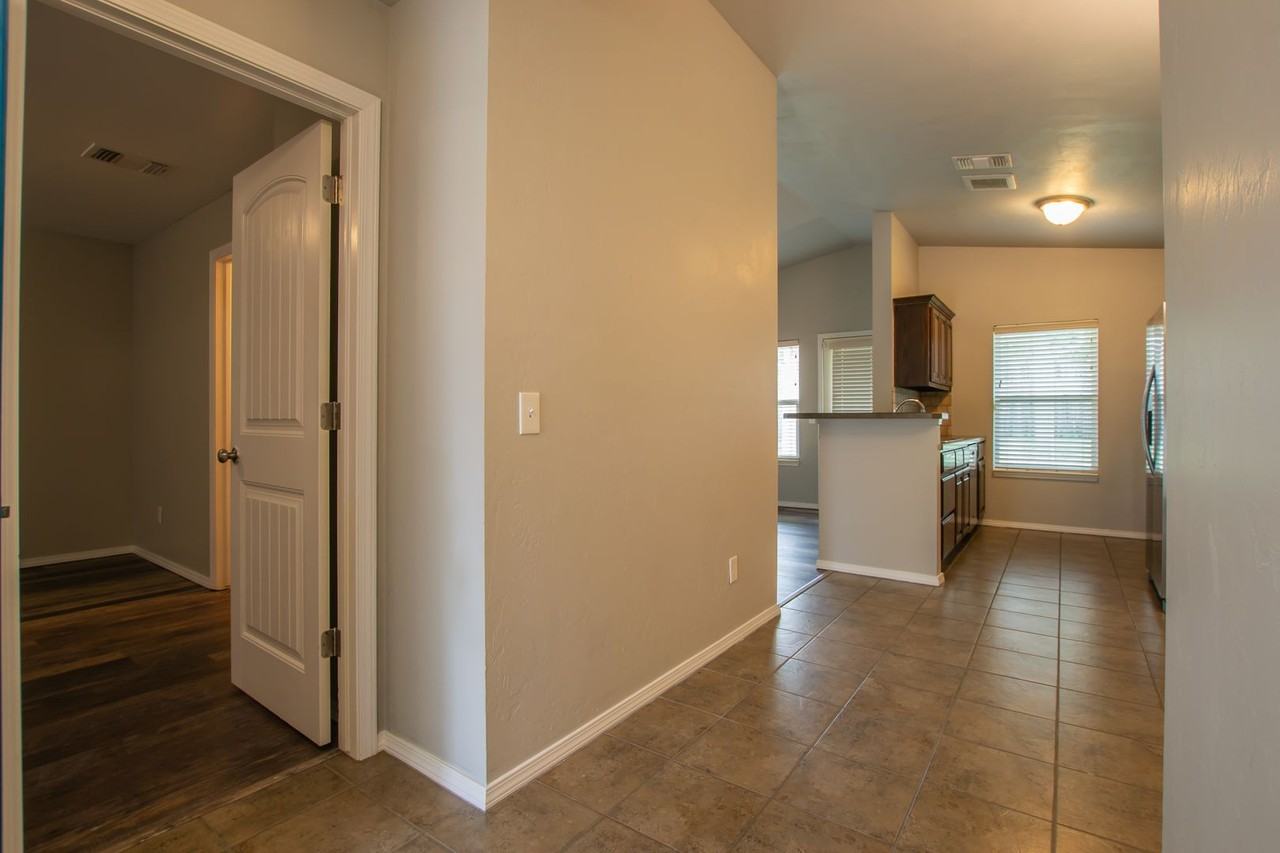 15316 Nightshade Dr - Photo 4 of 31