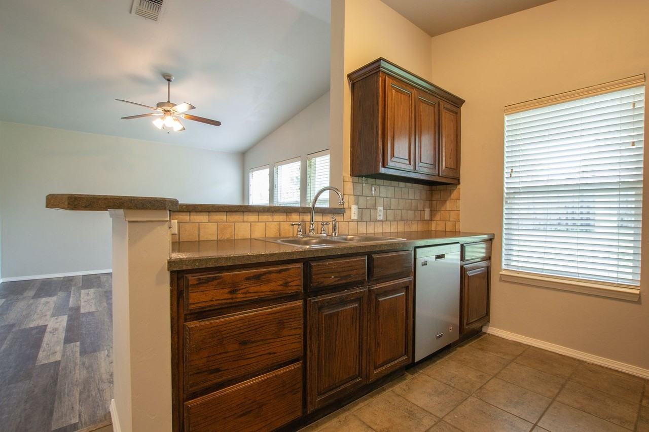 15316 Nightshade Dr - Photo 4 of 31
