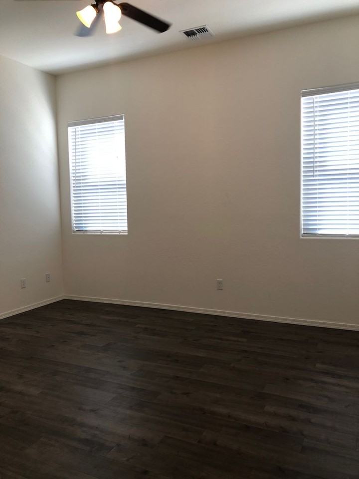 4668 N Salem Pl - Photo 6 of 18