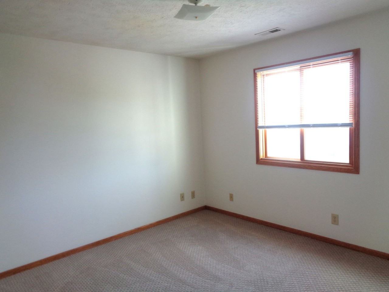 5418 W Redberry Ln - Photo 4 of 8
