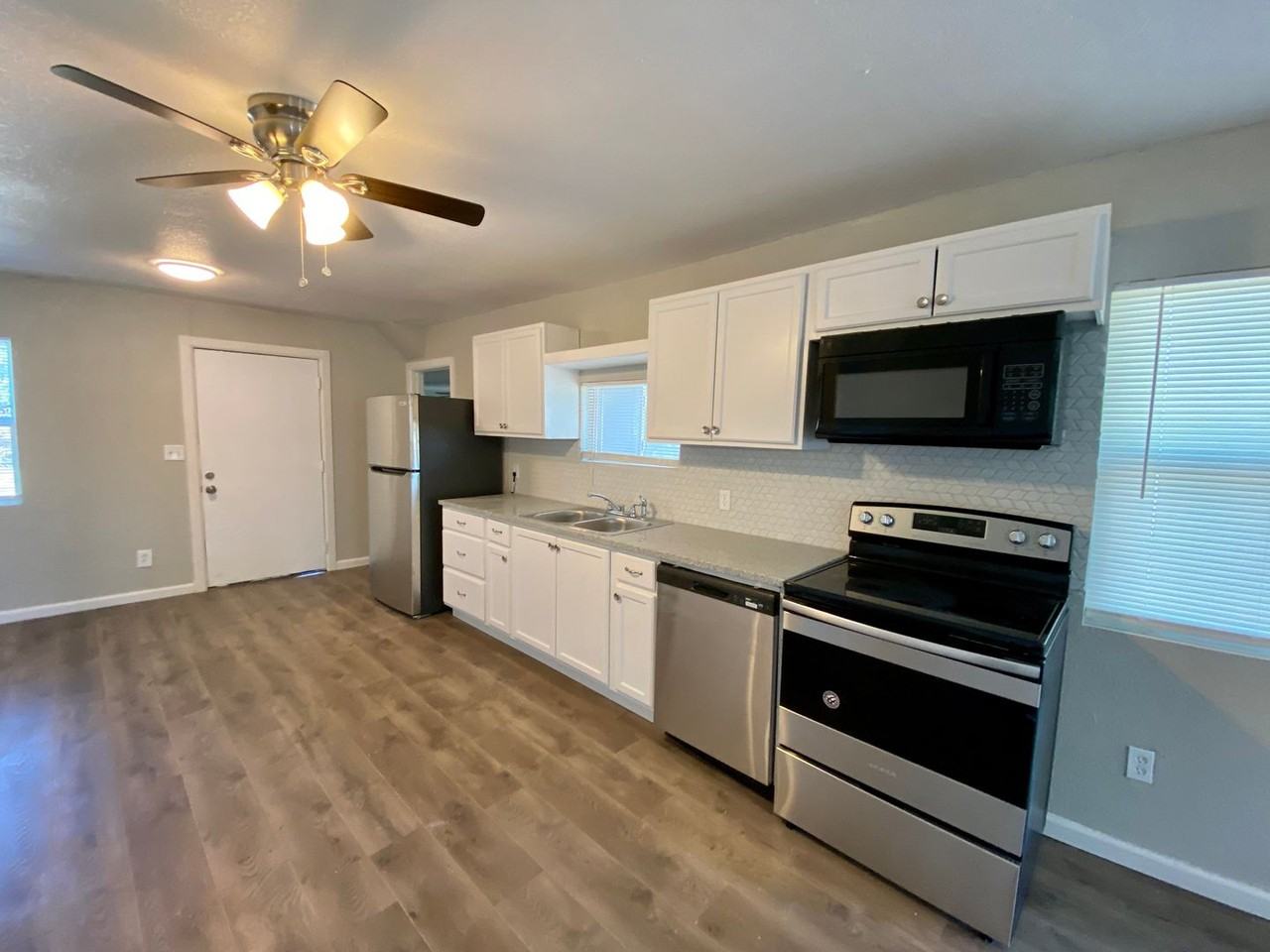 2108 21st St - Photo 5 of 12