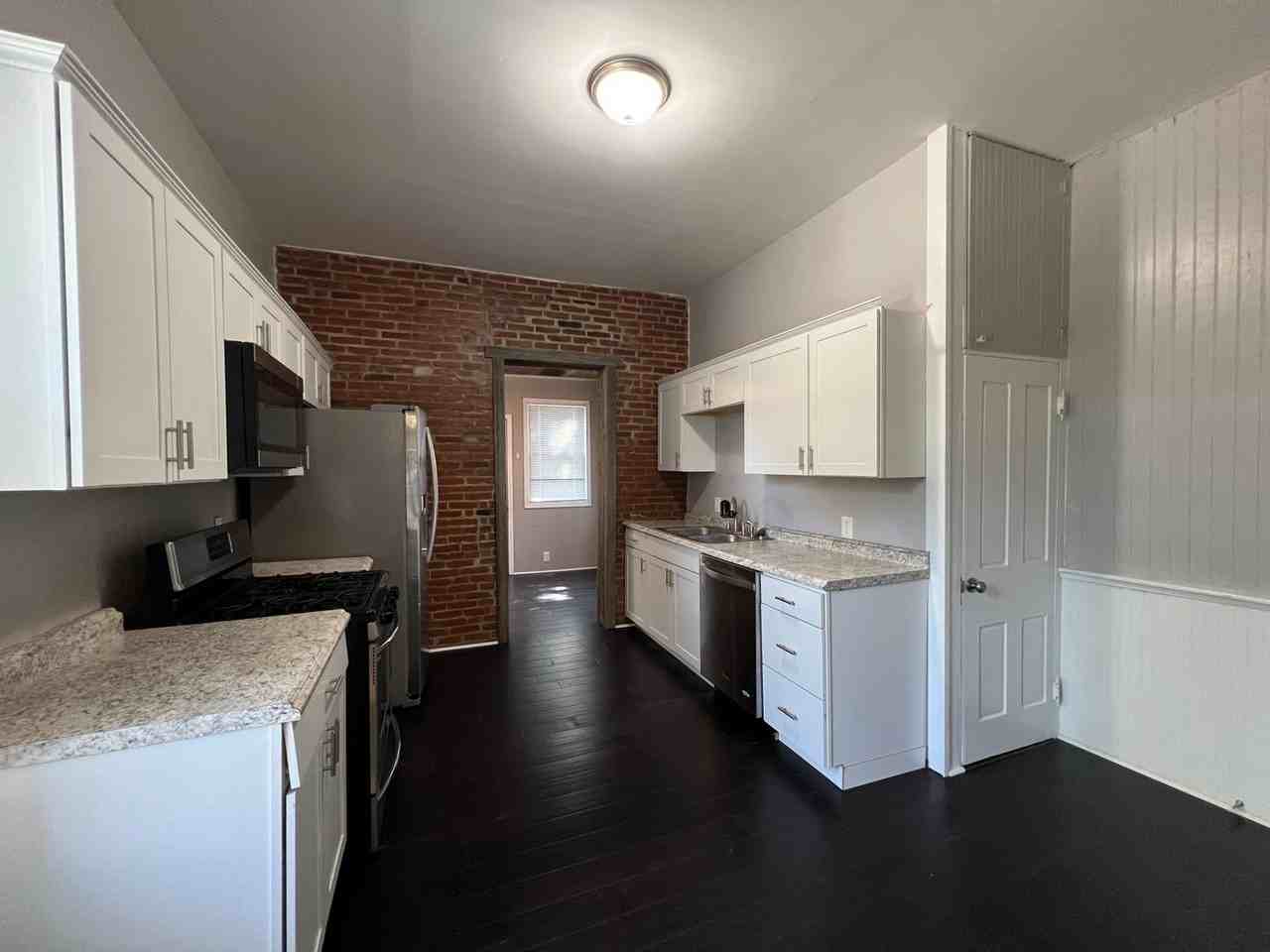 1326 Oak St - Photo 4 of 10