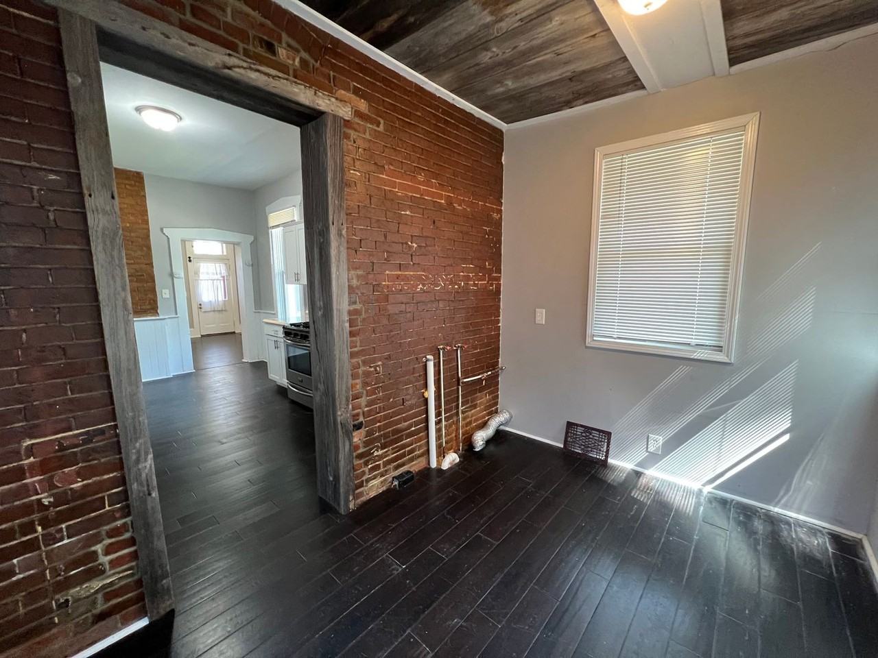 1326 Oak St - Photo 5 of 10