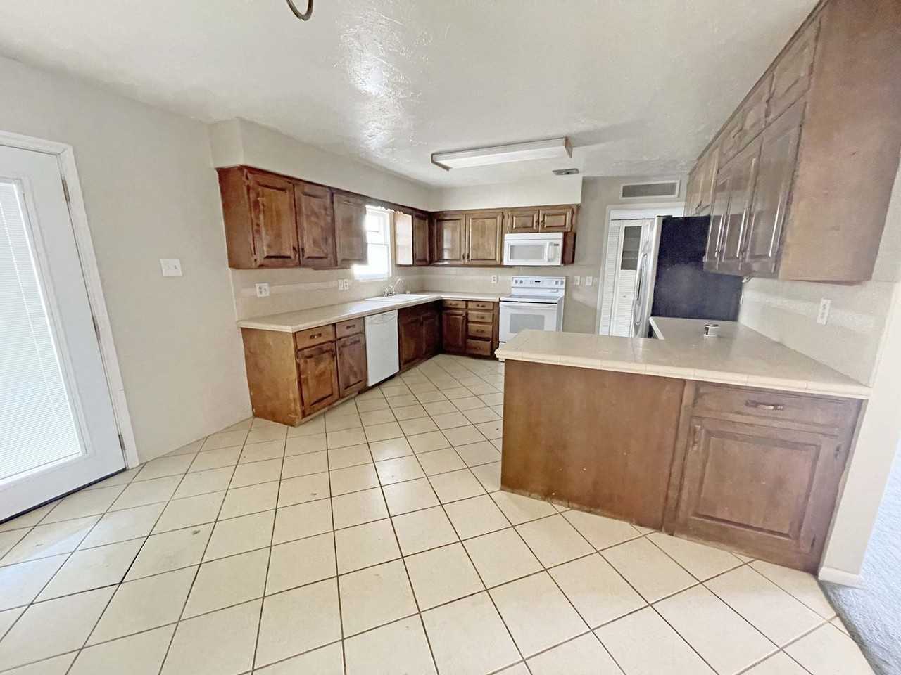 402 E Mesa Dr - Photo 3 of 9