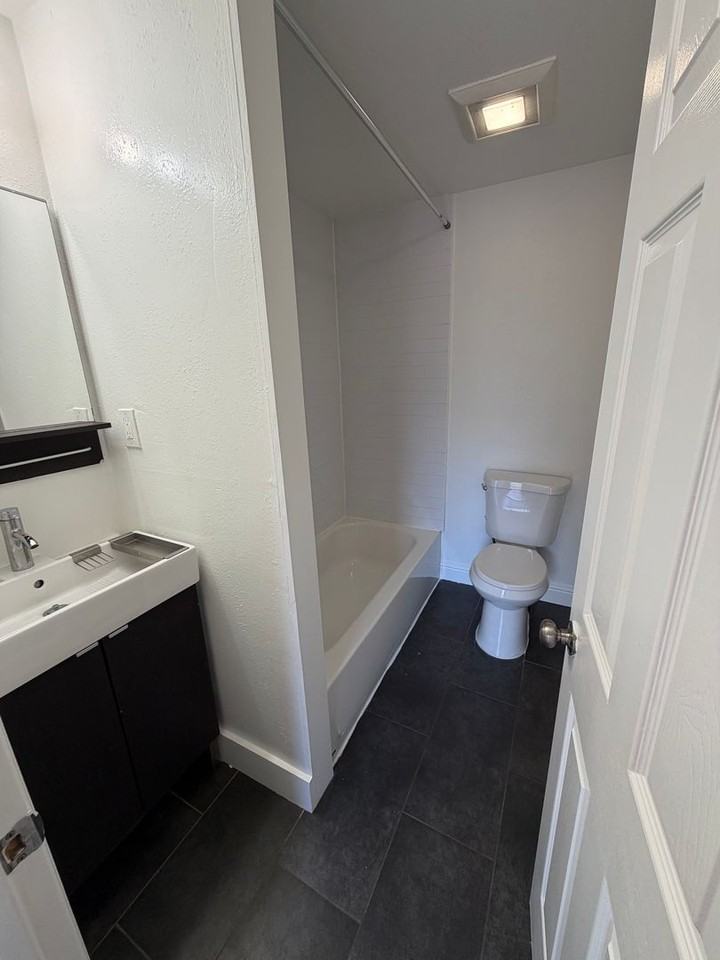 1239-1241 E 22nd St - Photo 5 of 13