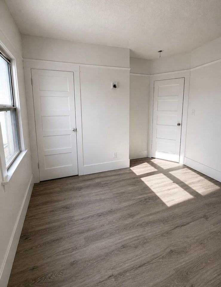 833 W 42nd Pl - Photo 2 of 7