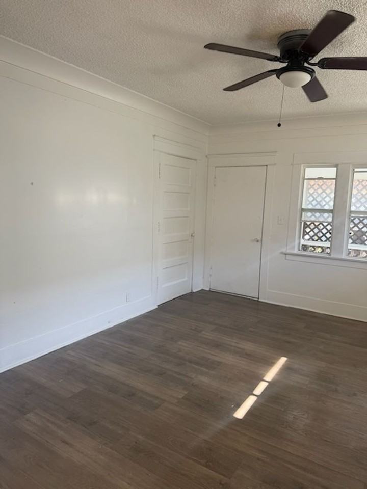 833 W 42nd Pl - Photo 5 of 7