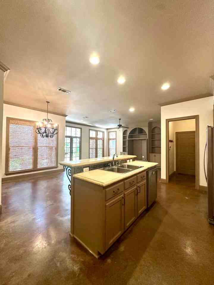 10243 Hillmont Ave - Photo 5 of 13
