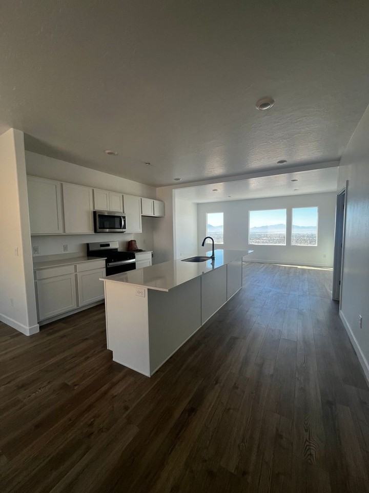 403 E Levengrove Dr - Photo 2 of 11
