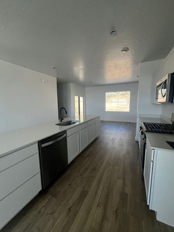 403 E Levengrove Dr - Photo 3 of 11