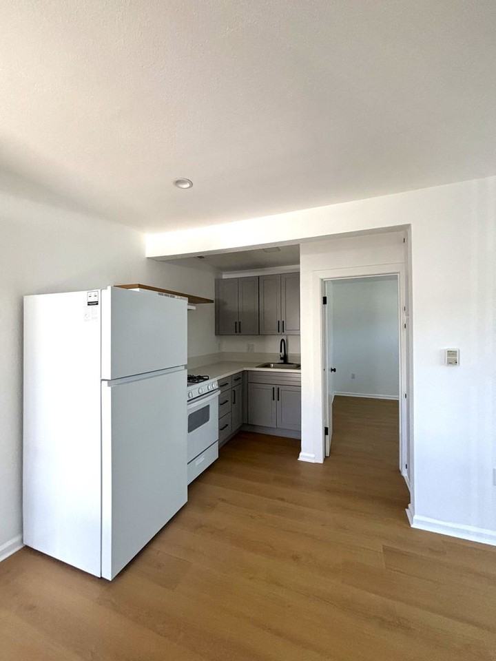 1329 W Carson St - Photo 2 of 7