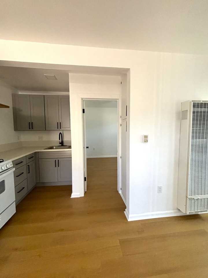 1329 W Carson St - Photo 3 of 7