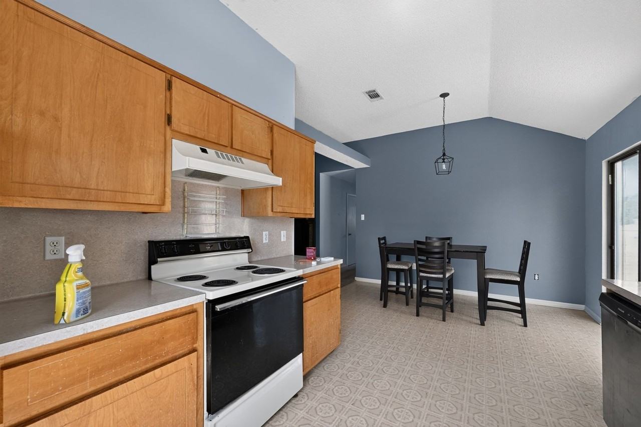 105 Lariat Cir - Photo 3 of 21