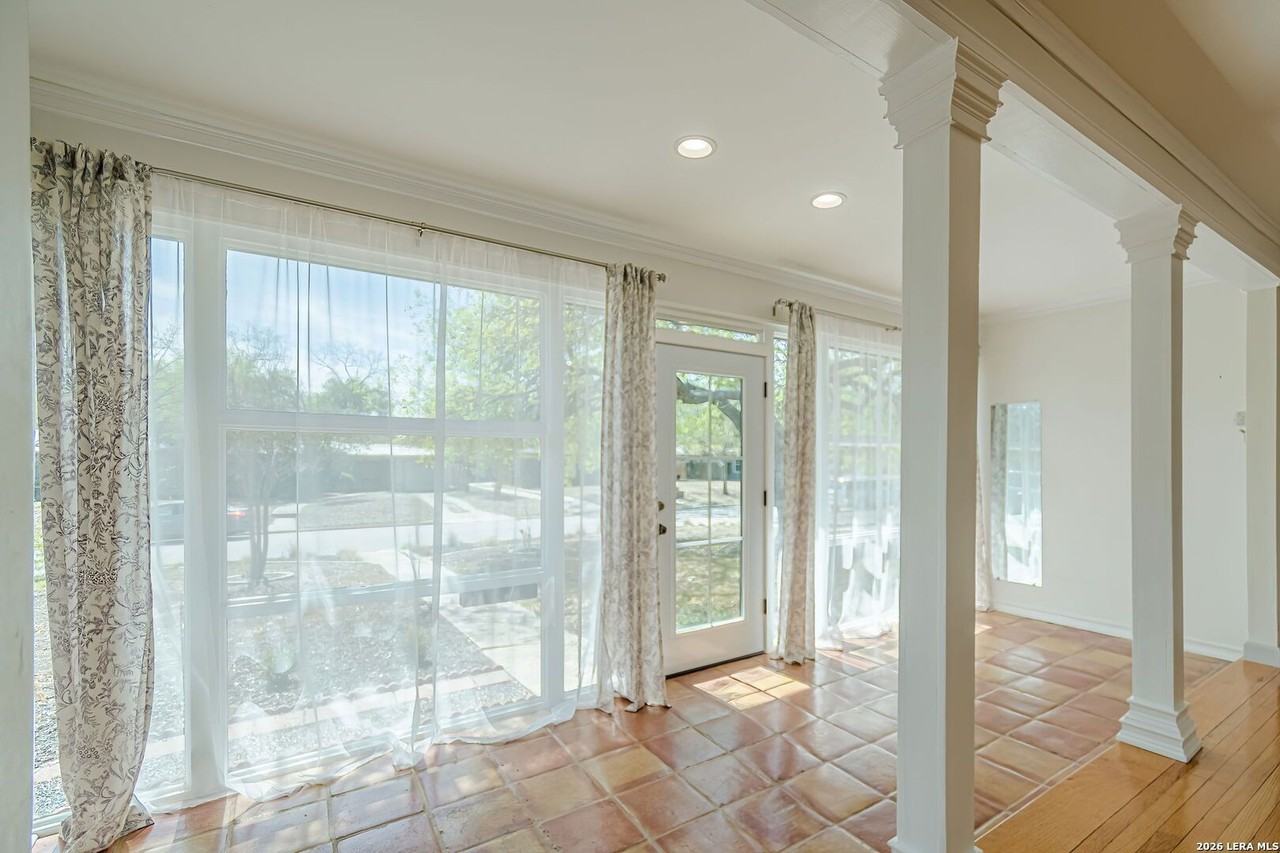 227 Devonshire Dr - Photo 6 of 50