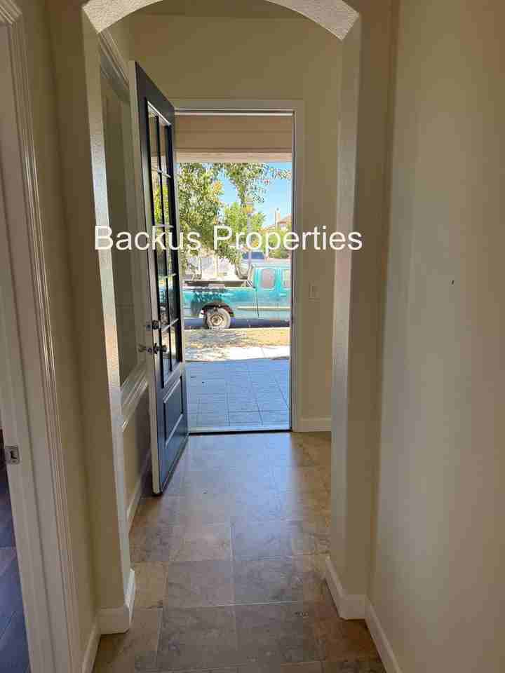 7 Moreno St - Photo 4 of 28