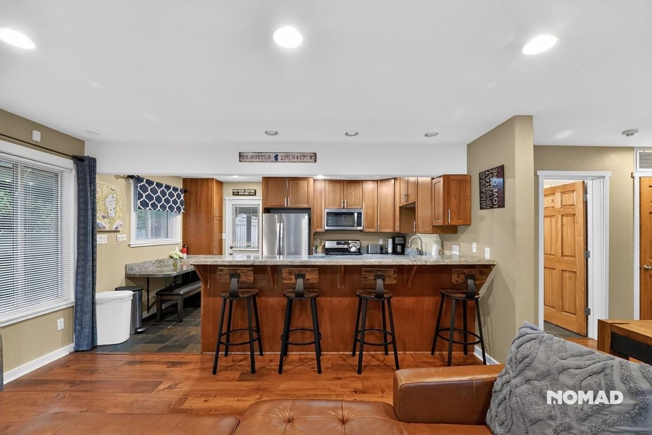 7064 6th Ave